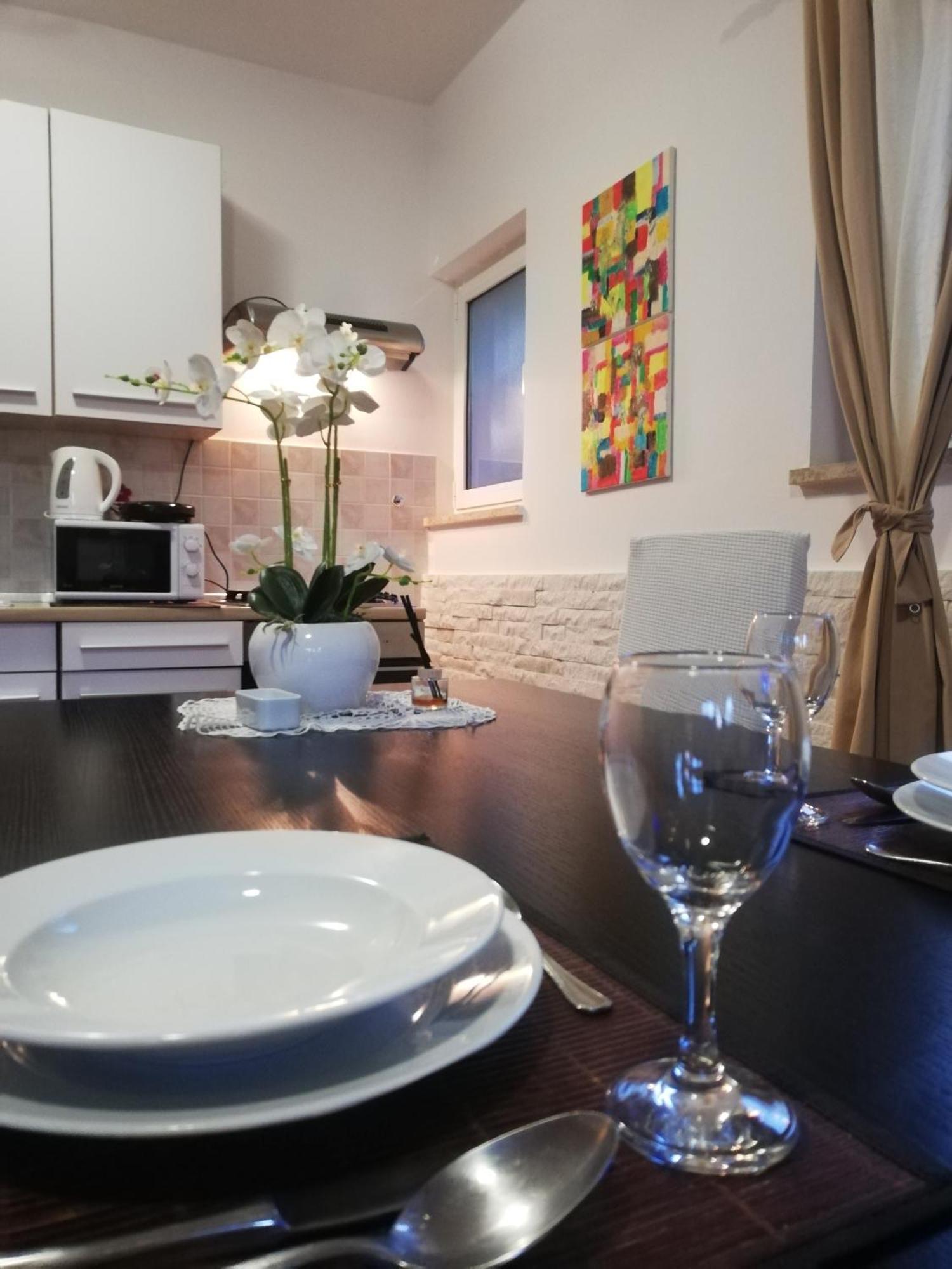 Apartments Poretti For 2,In Center Parking Free In The Yard,6 Min Beach Walk Ρόβινι Εξωτερικό φωτογραφία